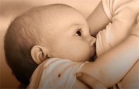Un bébé en train d'être allaité
